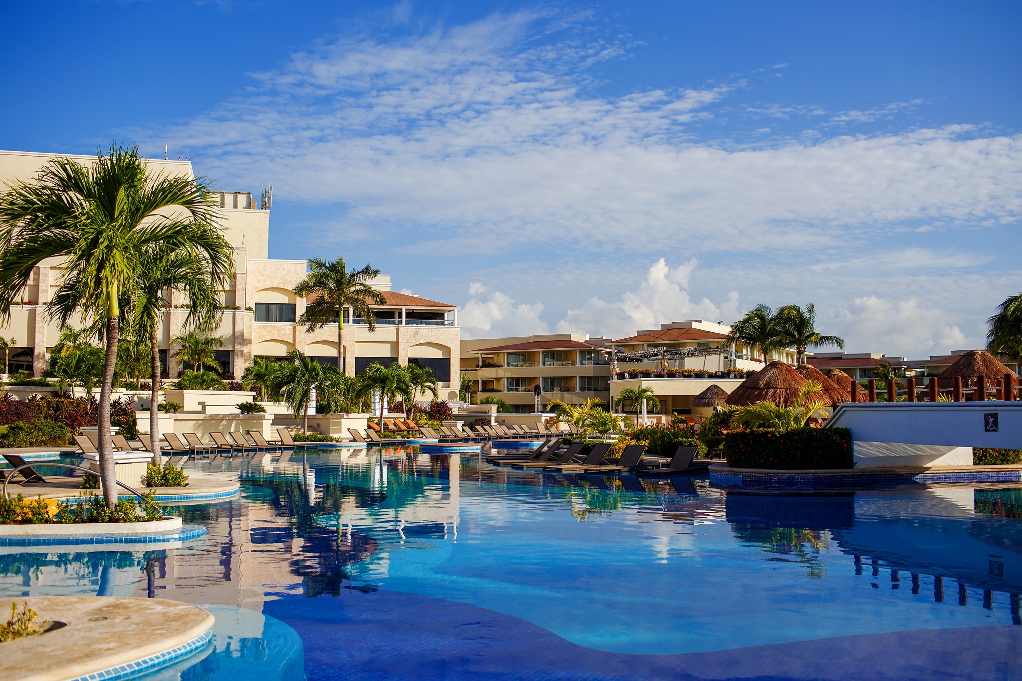 Hip Travel Mama. Monica Lopez, for Flytographer. Cancun Photographer  