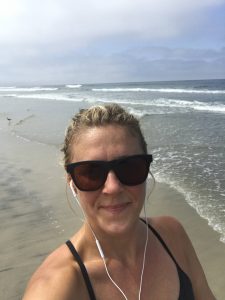 hip travel mama running beach del mar